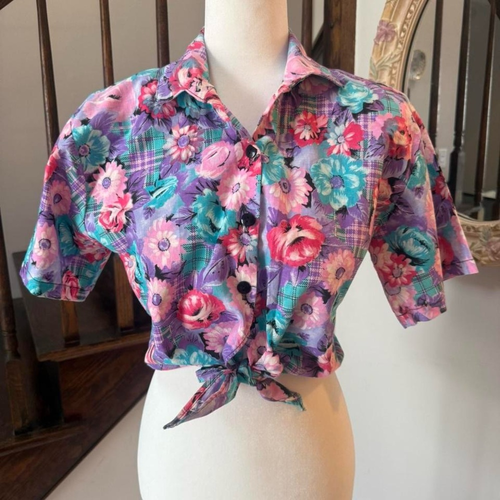 Vintage Cropped Floral Button-Up Women’s Top